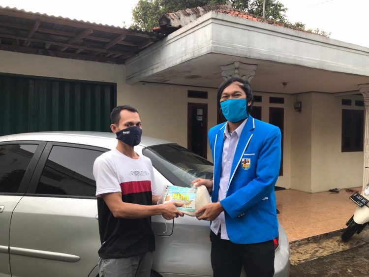 KNPI Setu, Tangsel bagikan beras untuk korban PHK. (RAY)