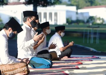 Presiden Jokowi Salat Idulfitri di Halaman Wisma Bayurini