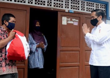 Presiden Tinjau Penyaluran Bansos Tahap Tiga di Johar Baru