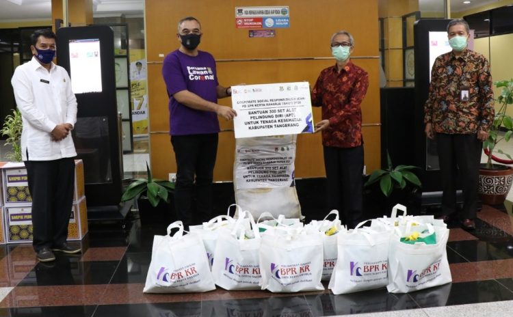 Bupati Tangerang Zaki Iskandar menerima donasi dari BPR Kerta Rahardja. (IST)