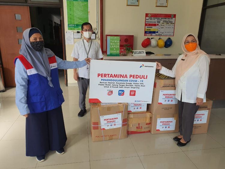 Penyerahan bantuan APD dari Pertamina Peduli kepada RSUD Kabupaten Tangerang. (IST)