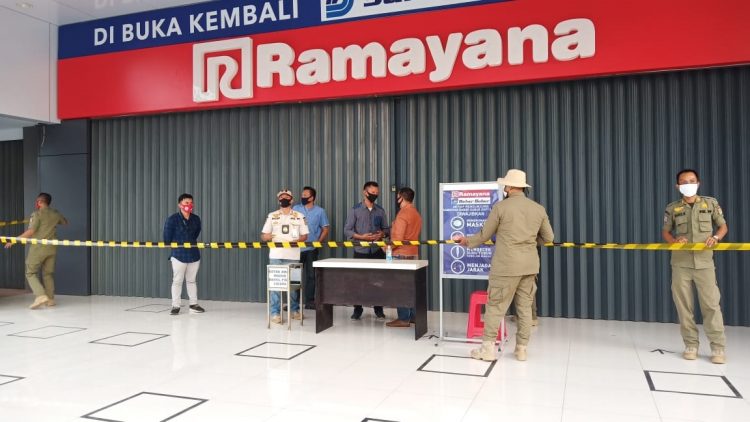 Satpol PP Kabupaten Tangerang segel supermarket di Cikupa. (RAY)