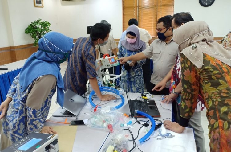 Tim gabungan Jurusan Teknik Elektromedik Politeknik Kesesehatan (Poltekkes) Kemenkes Jakarta II mengembangkan AIRCOV-19, High Flow Nasal Canulla (HFNC) lokal berbiaya rendah. (IST)