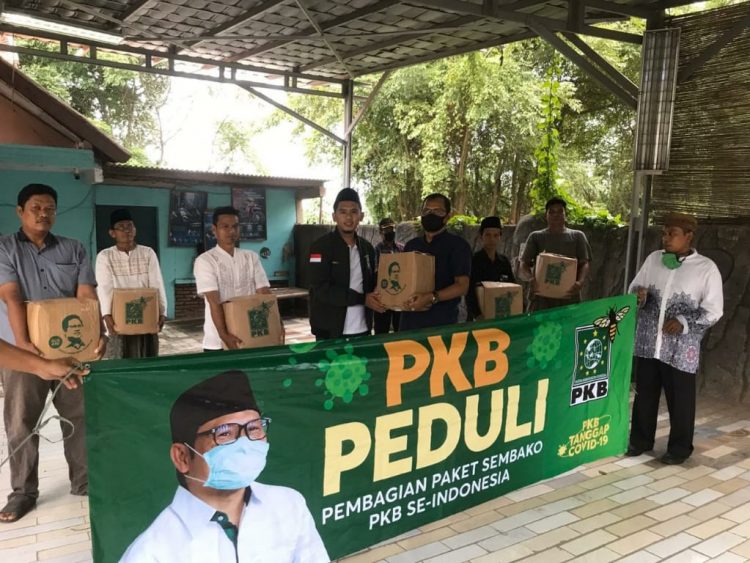 DPC PKB Kabupaten Tangerang bagikan paket sembako. (VYH)