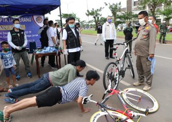 Lihat Warganya Tak Memakai Masker, Bupati Zaki Hukum Push Up