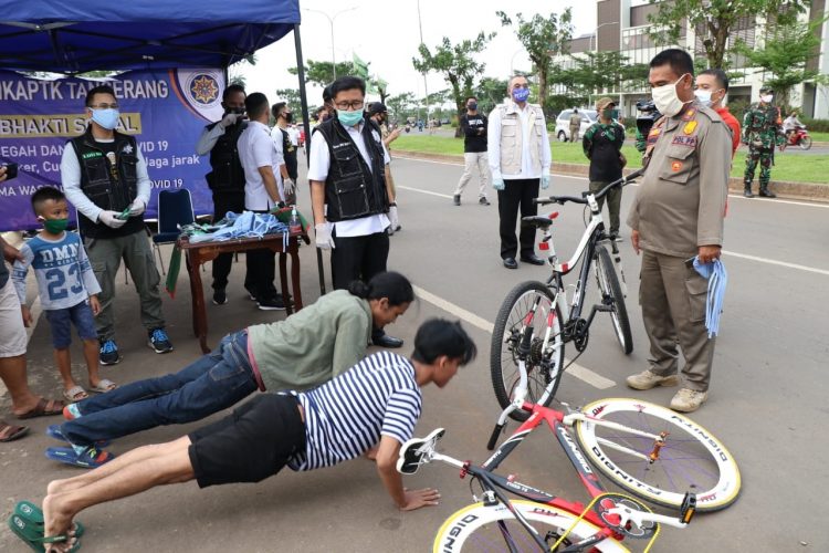 Pelanggar PSBB dihukum push up. (IST)