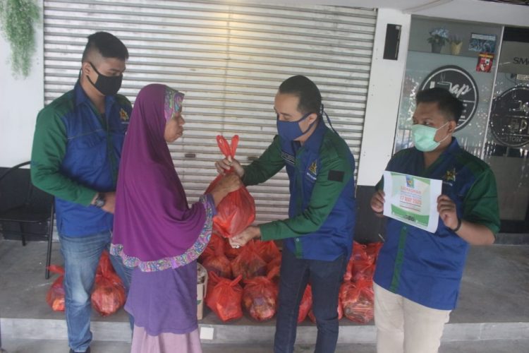 Pembagian paket sembako daru Gempita Selatan. (IST)
