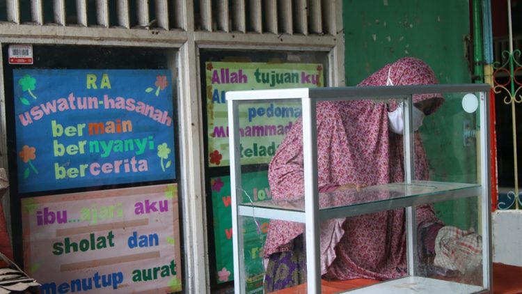 Siti Munasiroh, Penjual uduk dan donat terdampak covid-19. (IST)
