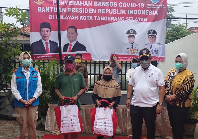 Penyerahan bantuan covid-19 di Tangsel dari Kemensos belum lama ini. (DOK)