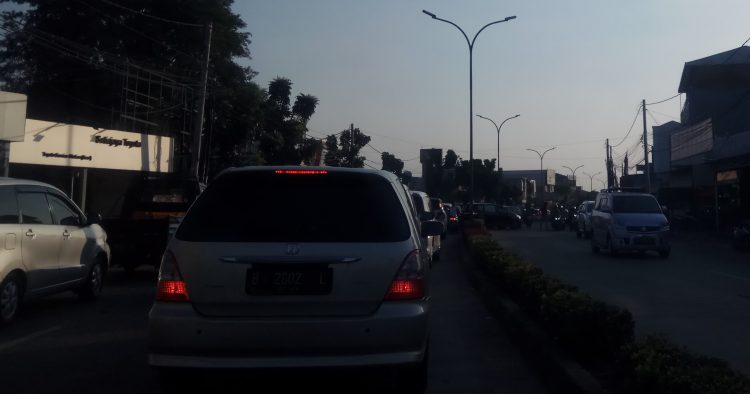 Meski Pemkot Tangsel terapkan PSBB namun kemacetan kerap terjadi di sejumlah ruas jalan. (RAY)