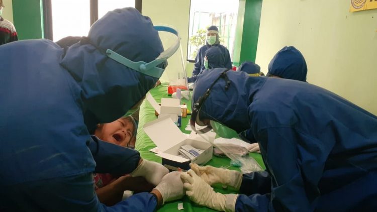 Warga Cisoka rapid test Covid-19. (VYH)