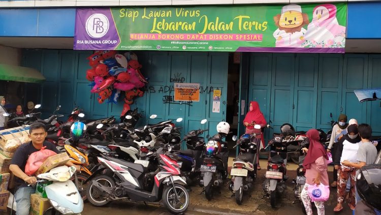 Toko busana di Ciputat nekat buka meski sudah disegel. (PHD)