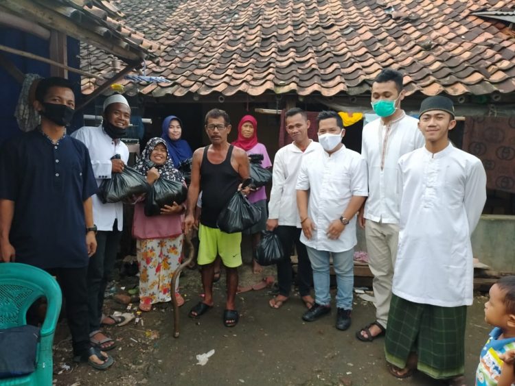 Pemuda Cihuni bagikan paket sembako. (PRA)