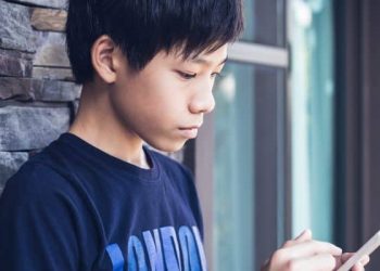 Mengatasi Sakit Tangan Akibat Terlalu Sering Main HP