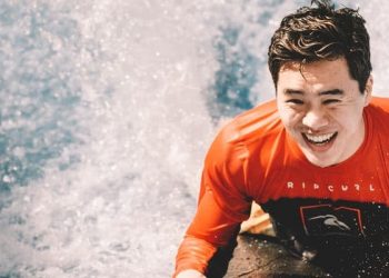 Berselancar di Laut Ternyata Bermanfaat untuk Kesehatan Mental, Lho!