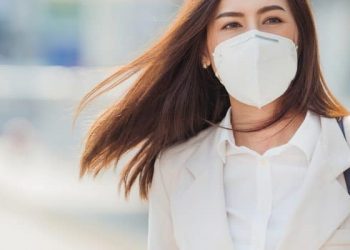 5 Tips Atasi Bau Mulut Saat Pakai Masker