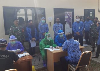 Staf dan Pegawai Kecamatan Pasar Kemis Dirapid Test Covid-19