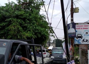 Tersangkut Truk Tanah, Kabel Listrik Menjuntai Di Tengah Jalan Bikin Macet Jalan Raya Serua