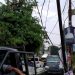 Tersangkut Truk Tanah, Kabel Listrik Menjuntai Di Tengah Jalan Bikin Macet Jalan Raya Serua