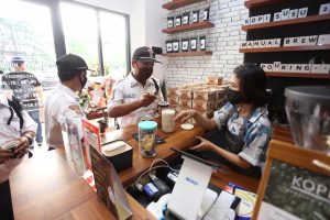 Kopikren015 rutin membagikan kopi gratis untuk petugas keamanan dan kebersihan. (IST)