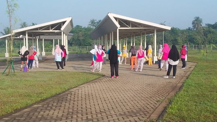 Warga BPA Pagedangan senam di kawasan GIPTI. (RAY)