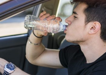 Amankah Minum Air dari Botol Plastik yang Sudah Hangat?