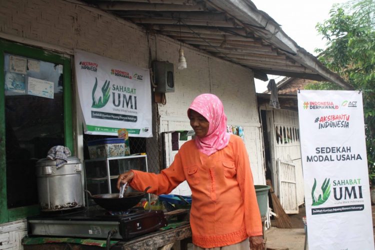 Pelaku UMKM penerima bantuan ACT. (IST)