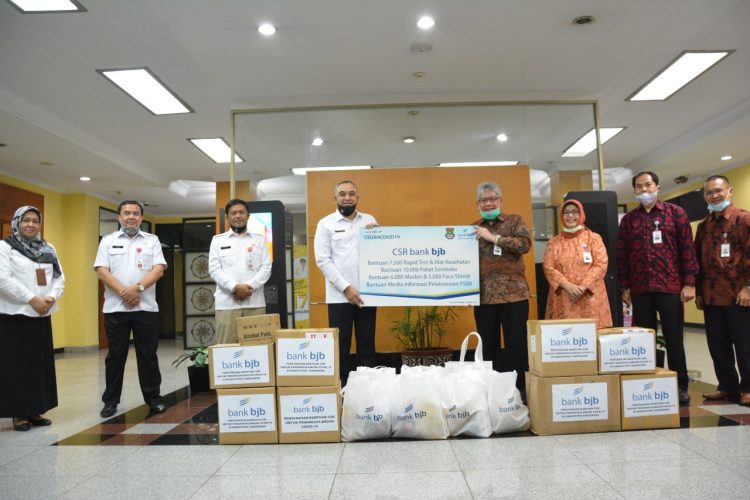 Perusahaan memberikan bantuan penanganan covid-19 ke Pemkab Tangerang. (IST)