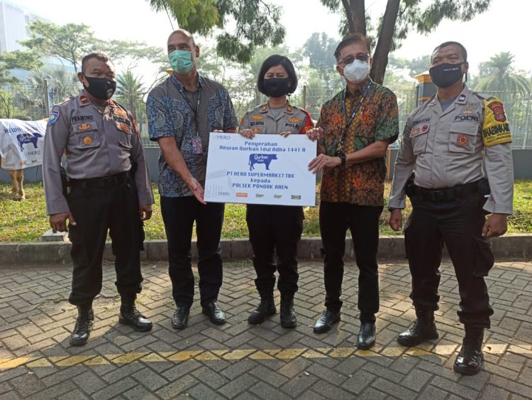 Penyerahan hewan kurban dari Hero Group. (KEY)