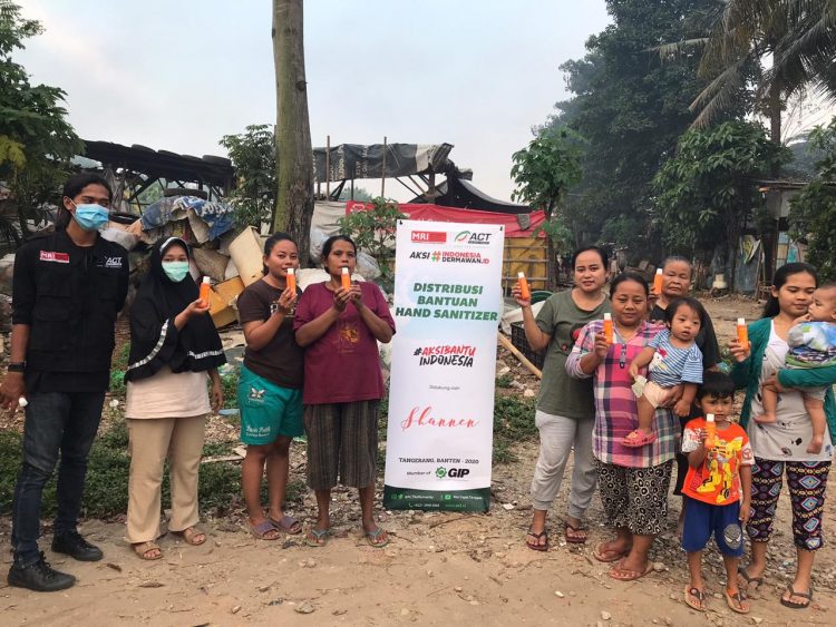 Penyerahan bantuan dari ACT Tangerang Raya dan PT Shannen Global Indonesia. (IST)