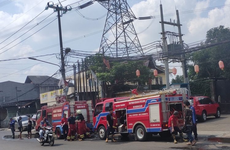 Kebakaran lapak rongsokan dan kontrakan di Ciputat, Kota Tangsel. (RAY)