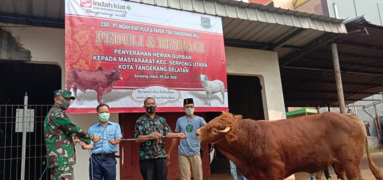 Penyerahan hewan kurban dari PT Indah Kiat Pulp and Paper Tangerang kepada perwakilan masyarakat. (RAY)