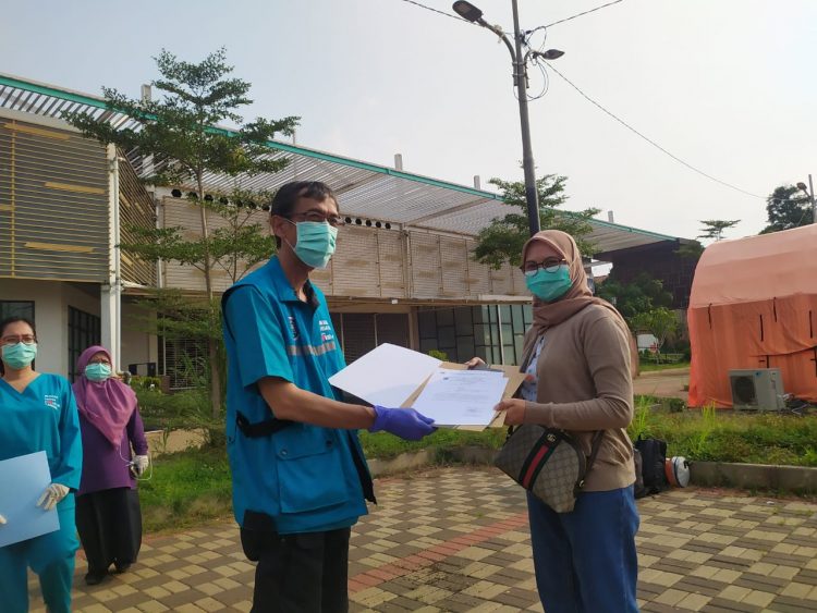 Petugas Puskesmas sembuh dan diizi/nkan pulang dari Rumah Lawan Covid-19. (PHD)