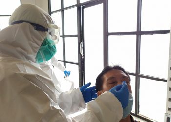 Ratusan Warga Tangsel Diswab Test di Rumah Lawan Covid-19