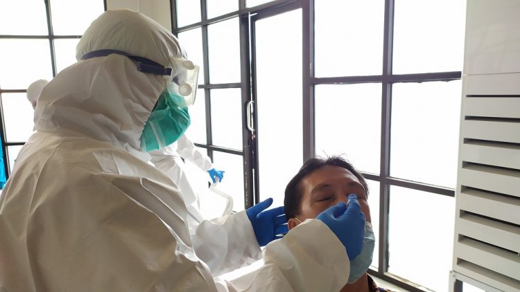 Salah seorang warga tengah diswab tes di Rumah Lawan Covid-19 Tangsel. (PHD)