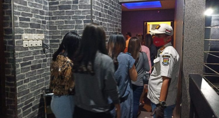 Sejumlah pemandu lagu digiring Satpol PP Kabupaten Tangerang. (RAY)