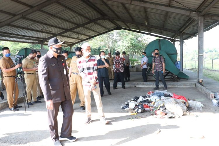 Bupati Tangerang Zaki Iskandar saat mengunjungi incenerator mini di Citra Raya. (IST)