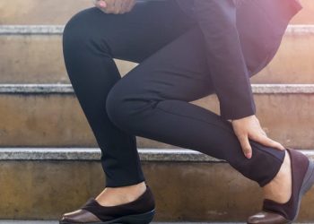 Kaki Sakit Akibat Berdiri Lama? Begini Cara Mengatasinya