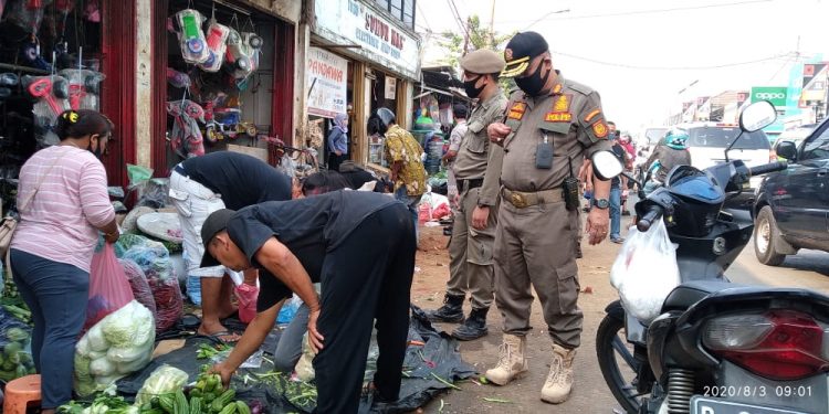 Penertiban PKL Pasar Serpong. (PHD)