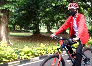 Presiden Bersepeda dan Bagikan Masker di Kebun Raya Bogor