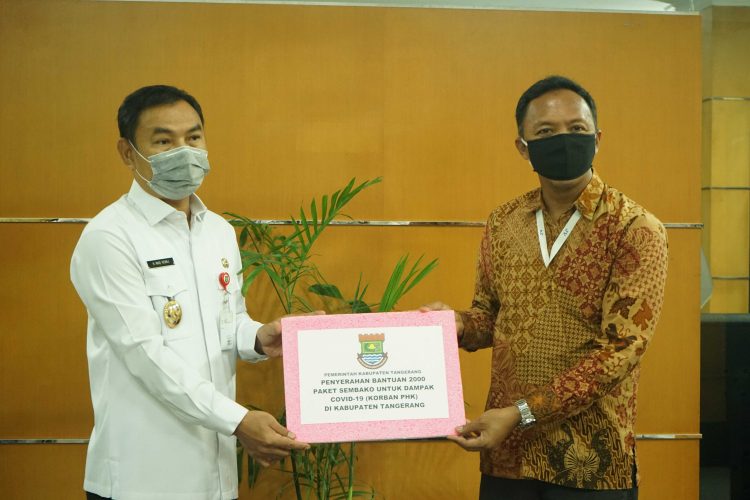 Penyerahan bantuan bagi korban PHK PT Cing Luh. (IST)