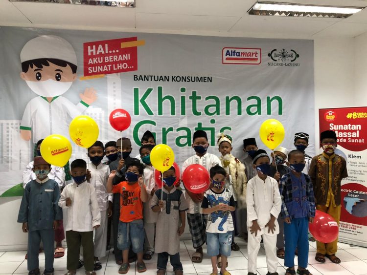 Khitanan gratis dari Alfamart. (KEY)
