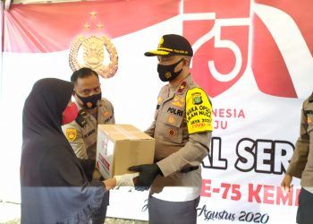 Polda Metro Jaya Sebar Paket Sembako untuk Warga Tangsel