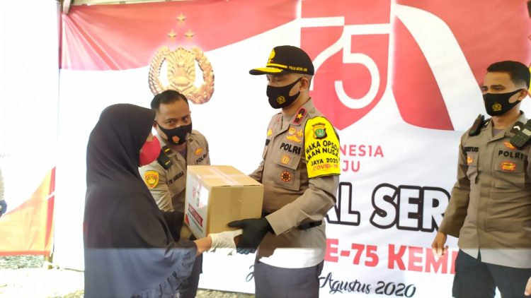 Wakapolda Metro Jaya, Bridjen Hendro Pandowo menyerahkan banuan paket sembako di Serpong, Kota Tangsel. (PHD)