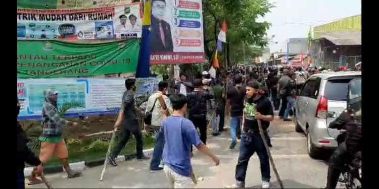 Bentrok ormas di Kantor Kecamatan Pinang, Kota Tangerang. (FEB)