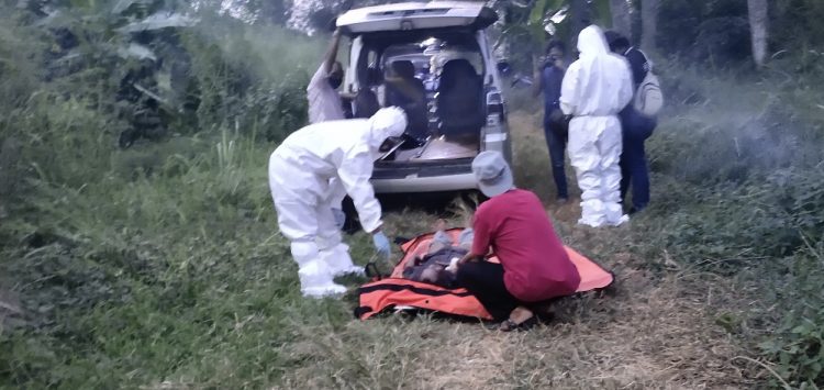 Evakuasi mayat di pinggir Sungai Cisadane. (SNG)