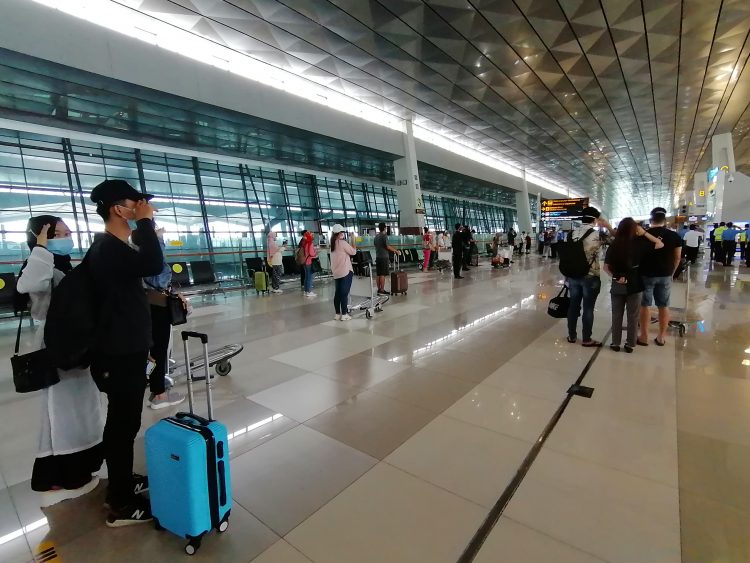 Penumpang di Bandara Soekarno Hatta memberi hormat saat lagu Indonesia Raya. (KEY)