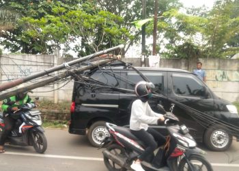 Tiang PJU dan Telekomunikasi Roboh Timpa Mobil di Serpong