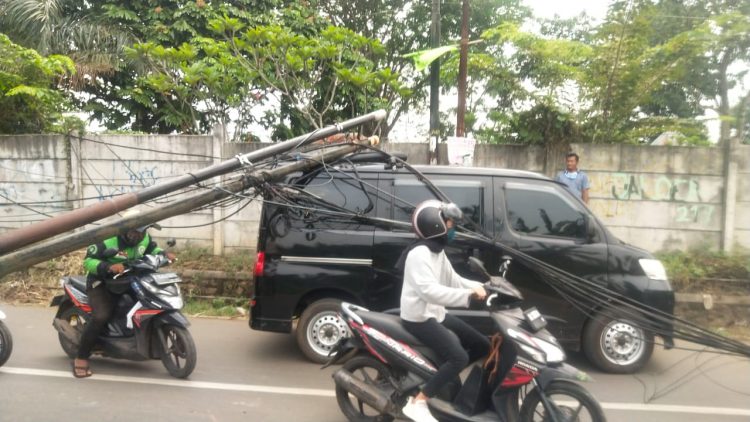 Minibus tertimpa tiang di Serpong, Kota Tangsel. (SNG)