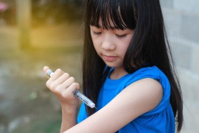 Anak menyuntikan insulin
